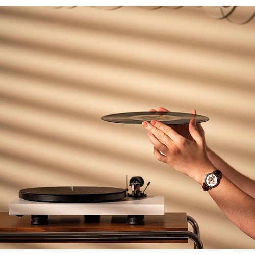 Виниловый проигрыватель Pro-Ject Debut Carbon Evo (белый)